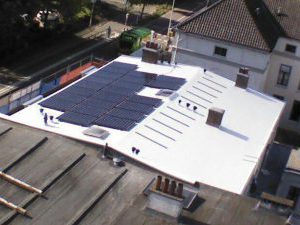 witte dakbedekking met zonnepanelen
