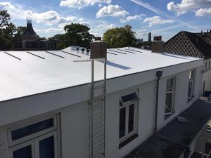 Aanzicht van witte dakbedekking
